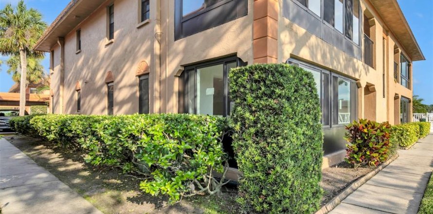 Condo in Largo, Florida, 2 bedrooms № 2130301