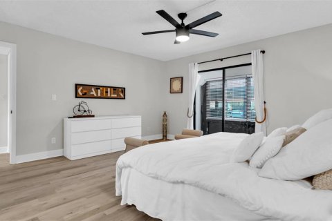 Condo in Largo, Florida, 2 bedrooms № 2130301 - photo 16