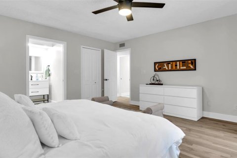 Condo in Largo, Florida, 2 bedrooms № 2130301 - photo 20