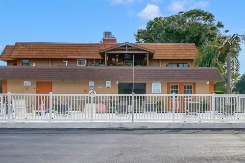 Condo in Largo, Florida, 2 bedrooms № 2130301 - photo 28