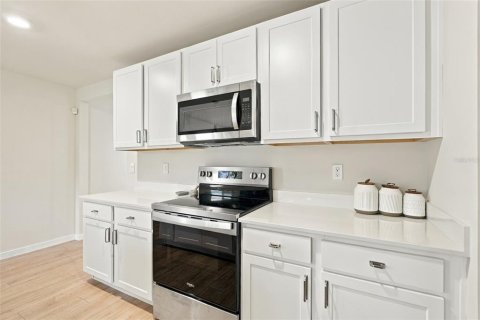 House in Punta Gorda, Florida 3 bedrooms, 149.94 sq.m. № 2428712 - photo 5