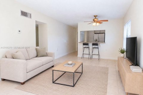 Copropriété à louer à Miami, Floride: 2 chambres, 91.6 m2 № 2415956 - photo 4