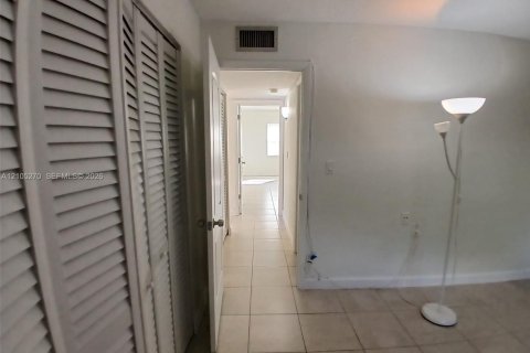 Copropriété à louer à Miami, Floride: 2 chambres, 91.6 m2 № 2415956 - photo 9
