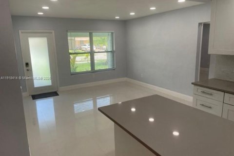 Villa ou maison à louer à Oakland Park, Floride: 2 chambres, 98.48 m2 № 1973091 - photo 11