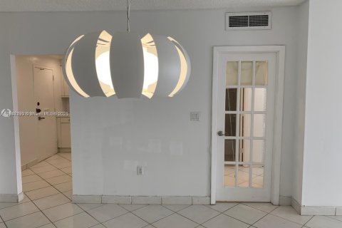 Купить кондоминиум в Санни-Айлс-Бич, Флорида 1 спальня, 70.79м2, № 1935911 - фото 6