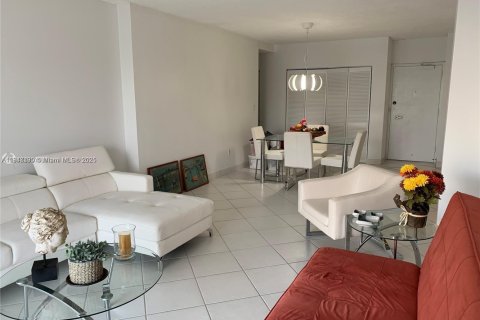 Купить кондоминиум в Санни-Айлс-Бич, Флорида 1 спальня, 70.79м2, № 1935911 - фото 2