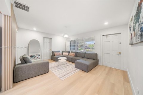 House in Oakland Park, Florida 3 bedrooms, 119.94 sq.m. № 1988119 - photo 2