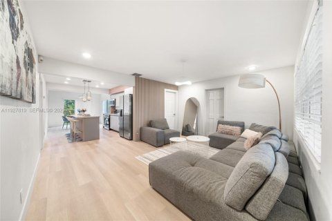 House in Oakland Park, Florida 3 bedrooms, 119.94 sq.m. № 1988119 - photo 3