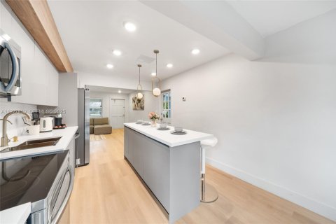 House in Oakland Park, Florida 3 bedrooms, 119.94 sq.m. № 1988119 - photo 5