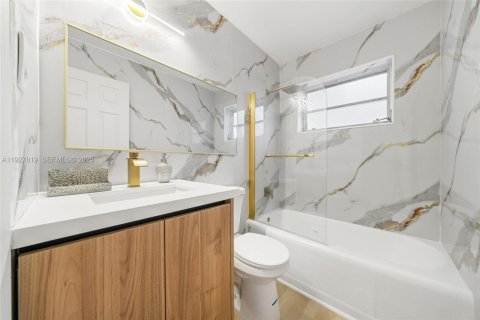 House in Oakland Park, Florida 3 bedrooms, 119.94 sq.m. № 1988119 - photo 16