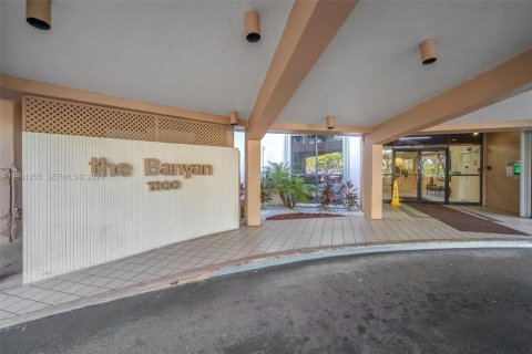 Снять в аренду кондоминиум в Пемброк-Пайнс, Флорида 2 спальни, 102.19м2, № 1998377 - фото 2