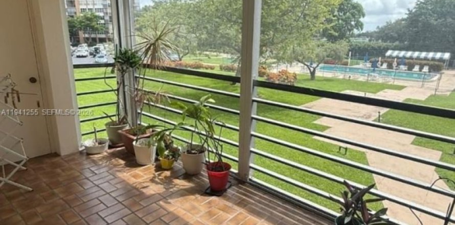 Condominio en Pembroke Pines, Florida, 2 dormitorios  № 1998377