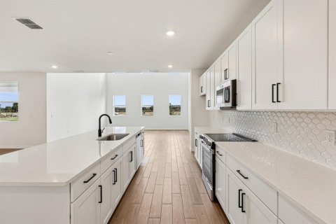 House in Winter Garden, Florida 5 bedrooms, 347.08 sq.m. № 2429046 - photo 13