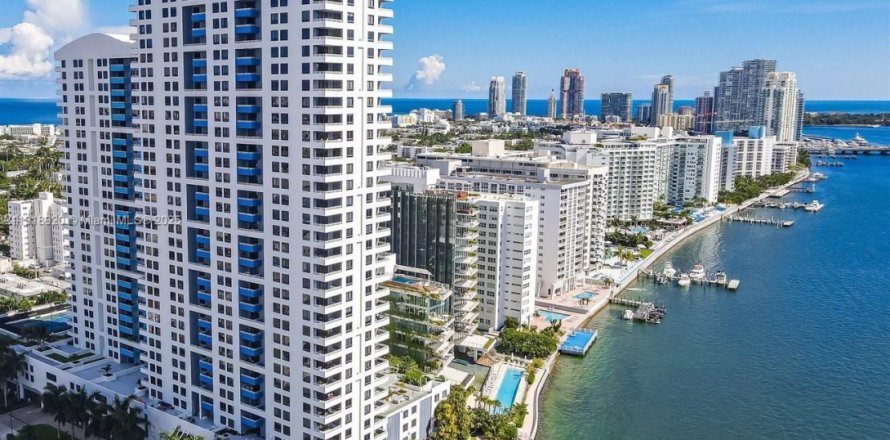 Condominio en Miami Beach, Florida, 2 dormitorios  № 1973300