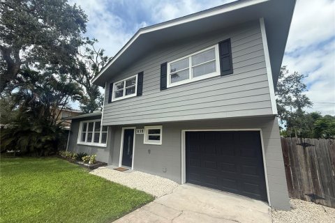 House in Sarasota, Florida 3 bedrooms, 139.54 sq.m. № 2390946 - photo 3