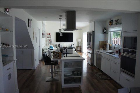 Casa en venta en Miami, Florida, 3 dormitorios, 180.04 m2 № 1985806 - foto 7