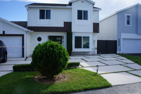 Casa en venta en Miami, Florida, 3 dormitorios, 180.04 m2 № 1985806 - foto 2