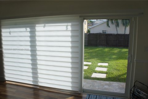 Casa en venta en Miami, Florida, 3 dormitorios, 180.04 m2 № 1985806 - foto 10