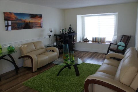 Casa en venta en Miami, Florida, 3 dormitorios, 180.04 m2 № 1985806 - foto 4