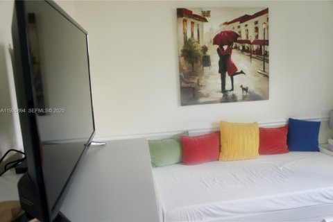 Casa en venta en Miami, Florida, 3 dormitorios, 180.04 m2 № 1985806 - foto 17