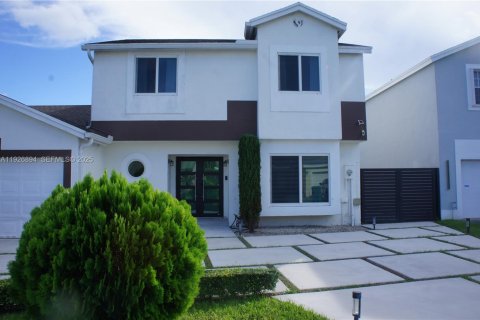 Casa en venta en Miami, Florida, 3 dormitorios, 180.04 m2 № 1985806 - foto 1