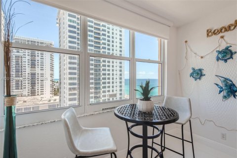 Copropriété à louer à Hollywood, Floride: 2 chambres, 54.81 m2 № 2076154 - photo 11