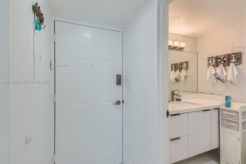Copropriété à louer à Hollywood, Floride: 2 chambres, 54.81 m2 № 2076154 - photo 9