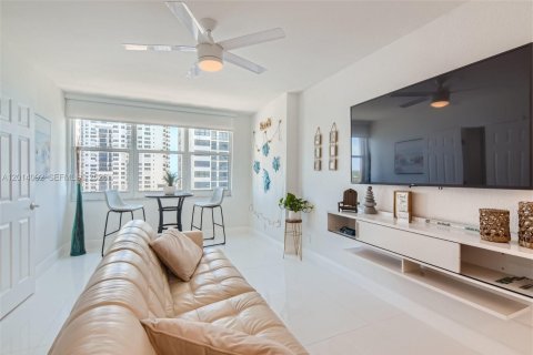 Copropriété à louer à Hollywood, Floride: 2 chambres, 54.81 m2 № 2076154 - photo 2