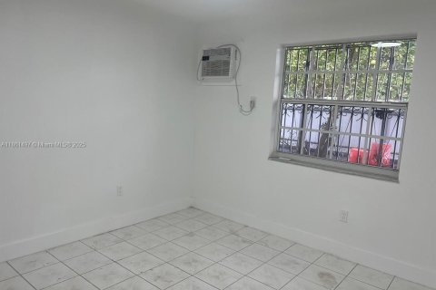 House in Miami, Florida 3 bedrooms, 173.73 sq.m. № 1892191 - photo 16