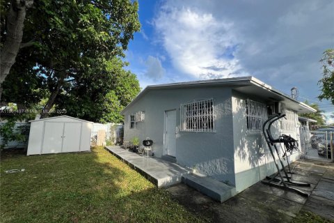 House in Miami, Florida 3 bedrooms, 173.73 sq.m. № 1892191 - photo 20