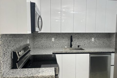 House in Miami, Florida 3 bedrooms, 173.73 sq.m. № 1892191 - photo 3