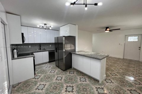House in Miami, Florida 3 bedrooms, 173.73 sq.m. № 1892191 - photo 4