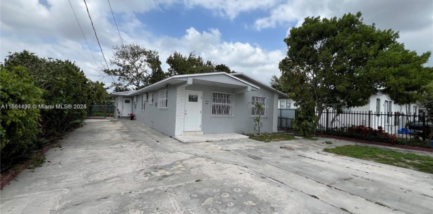 House in Miami, Florida 3 bedrooms, 173.73 sq.m. № 1892191