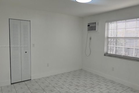 House in Miami, Florida 3 bedrooms, 173.73 sq.m. № 1892191 - photo 13