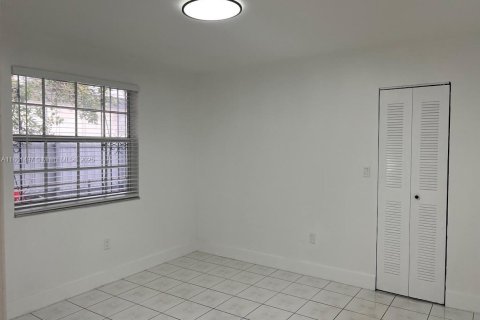 House in Miami, Florida 3 bedrooms, 173.73 sq.m. № 1892191 - photo 15