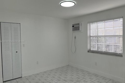 House in Miami, Florida 3 bedrooms, 173.73 sq.m. № 1892191 - photo 12