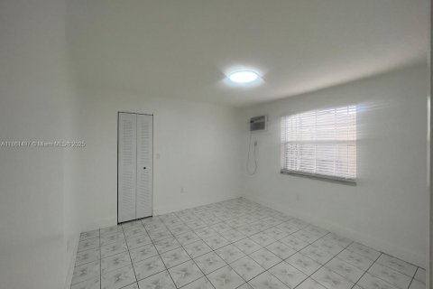 House in Miami, Florida 3 bedrooms, 173.73 sq.m. № 1892191 - photo 11