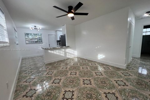 House in Miami, Florida 3 bedrooms, 173.73 sq.m. № 1892191 - photo 2