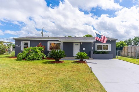 House in Homestead, Florida 4 bedrooms, 199.74 sq.m. № 2069665 - photo 2