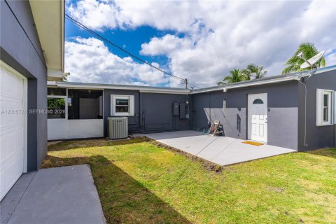 House in Homestead, Florida 4 bedrooms, 199.74 sq.m. № 2069665 - photo 9