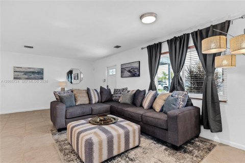 House in Homestead, Florida 4 bedrooms, 199.74 sq.m. № 2069665 - photo 13