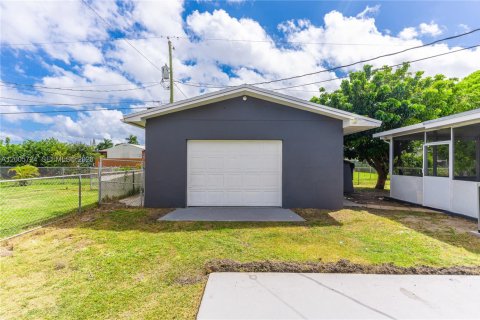 House in Homestead, Florida 4 bedrooms, 199.74 sq.m. № 2069665 - photo 8