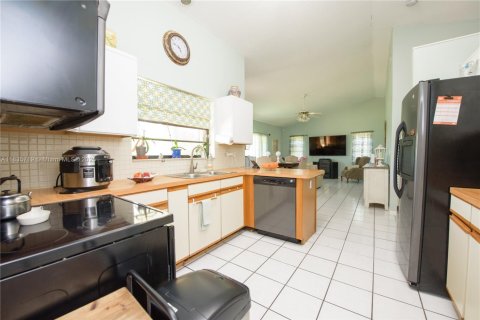 Купить виллу или дом в Хомстед, Флорида 7 комнат, 167.41м2, № 2036981 - фото 6