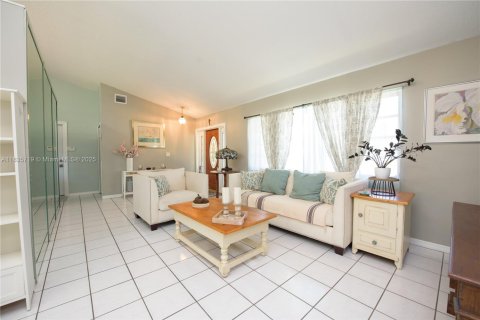 Купить виллу или дом в Хомстед, Флорида 7 комнат, 167.41м2, № 2036981 - фото 2