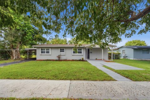 Villa ou maison à Miami Gardens, Floride 3 chambres, 104.61 m2 № 2429751