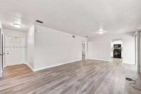 Villa ou maison à vendre à Miami Gardens, Floride: 3 chambres, 104.61 m2 № 2429751 - photo 18
