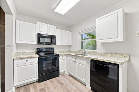 Villa ou maison à vendre à Miami Gardens, Floride: 3 chambres, 104.61 m2 № 2429751 - photo 27