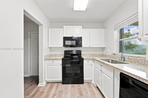 Villa ou maison à vendre à Miami Gardens, Floride: 3 chambres, 104.61 m2 № 2429751 - photo 28