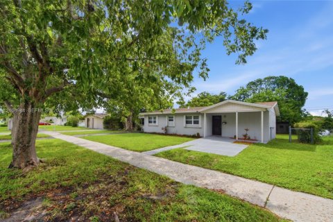 Villa ou maison à vendre à Miami Gardens, Floride: 3 chambres, 104.61 m2 № 2429751 - photo 8