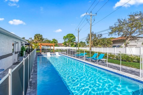 House in Boca Raton, Florida 4 bedrooms, 176.14 sq.m. № 1118003 - photo 1